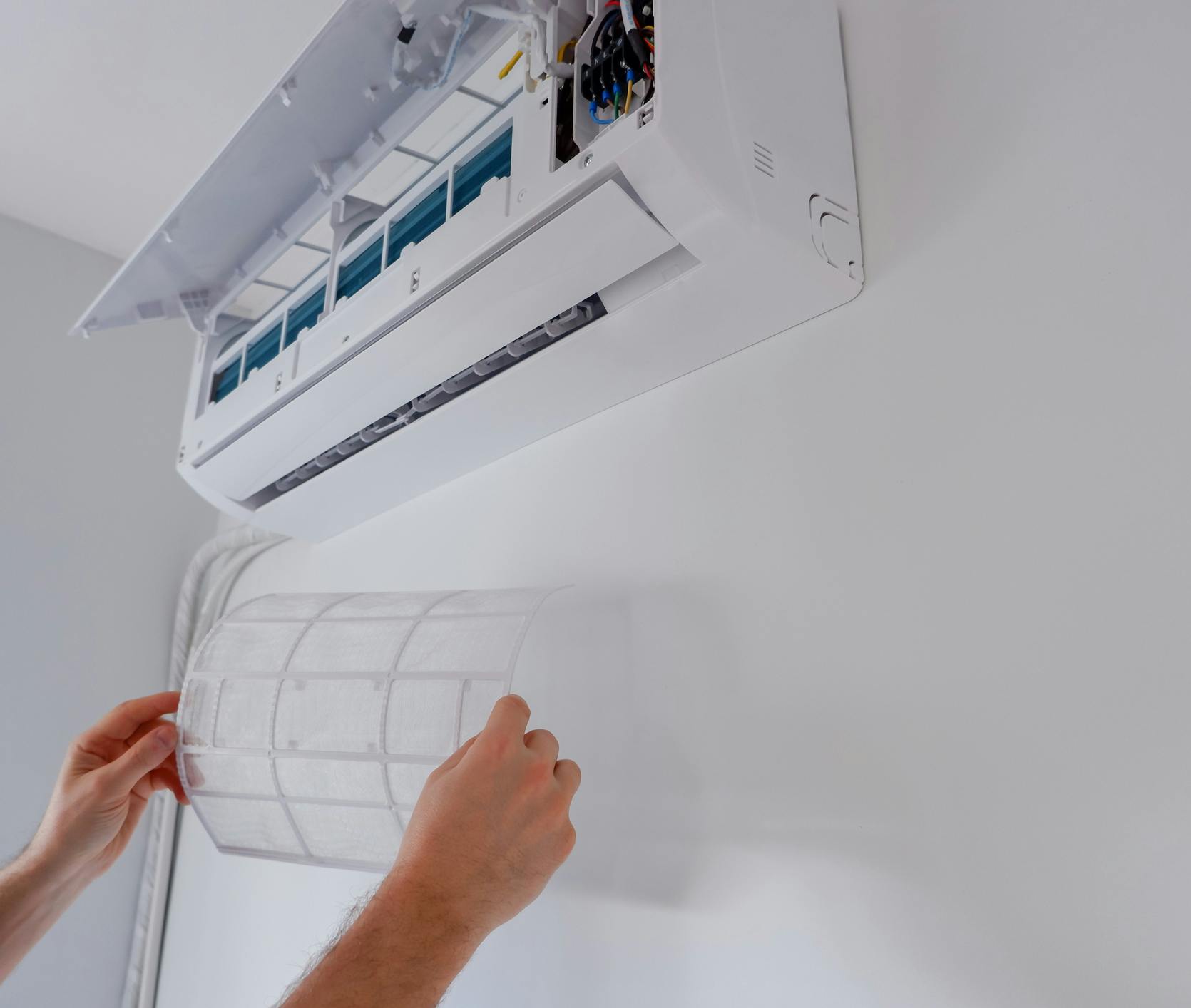 Visite d'entretien d'une climatisation par nos frigoristes à Rouen, Evreux, Elbeuf ou encore Louviers