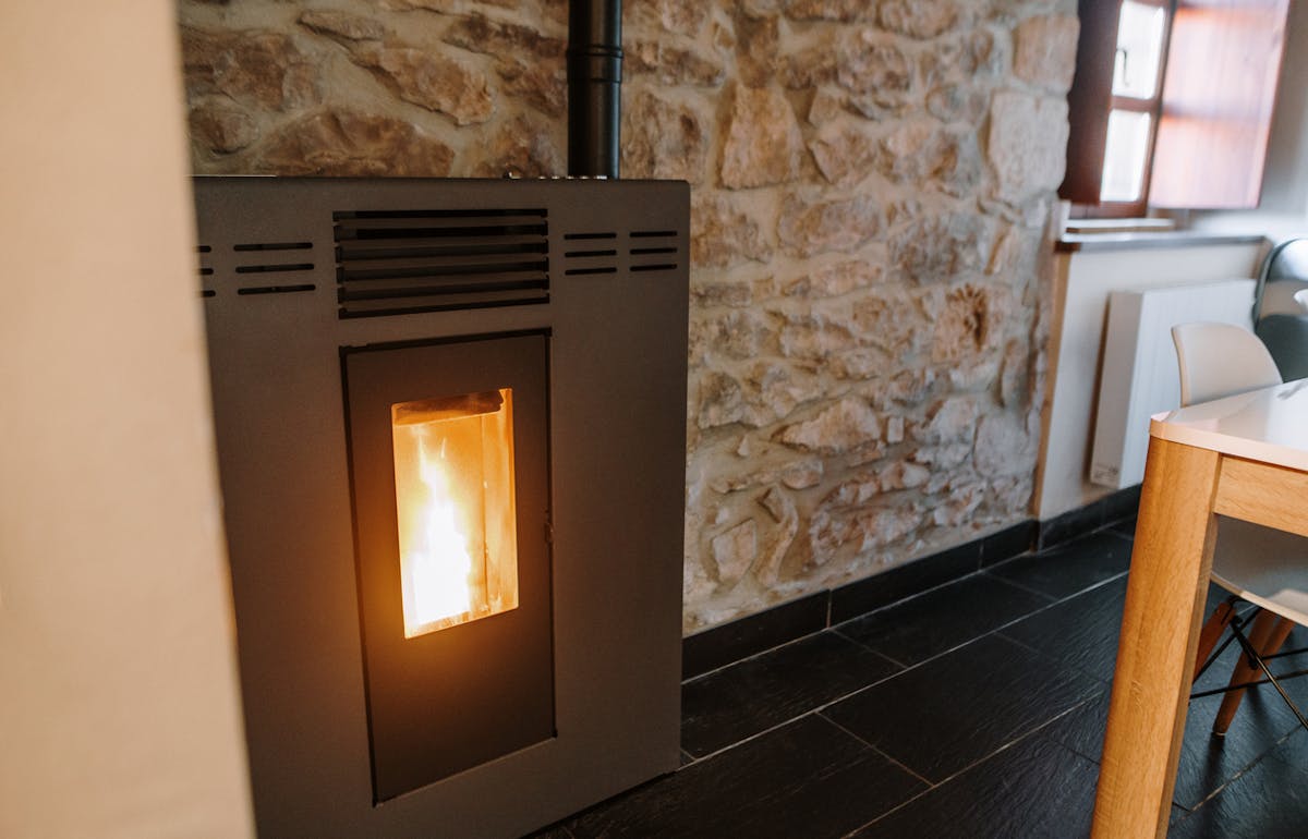 Installation de poêle à granulés dans une maison ancienne : guide Concept Habitat Normandie