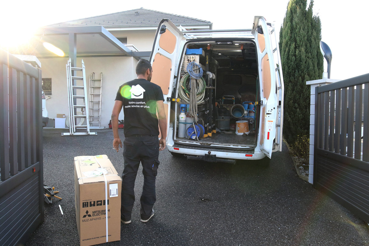 Techniciens installation chauffage et climatisation