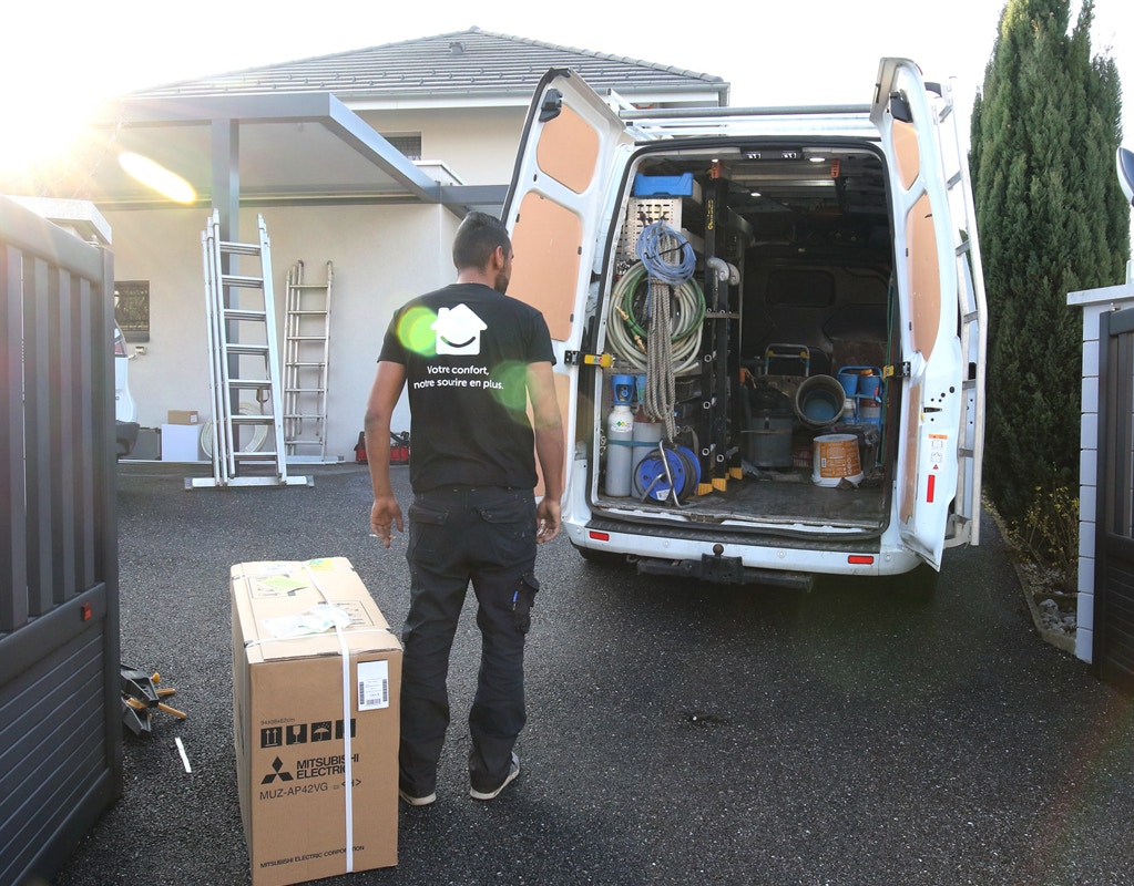 Techniciens installation chauffage et climatisation