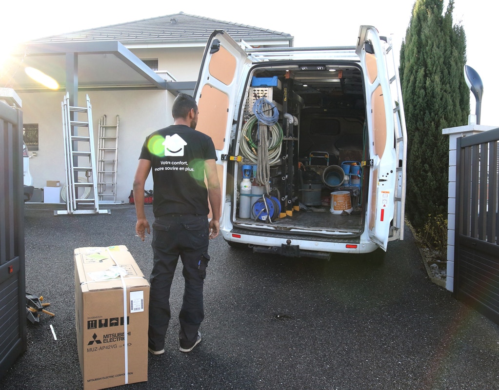 Techniciens installation chauffage et climatisation