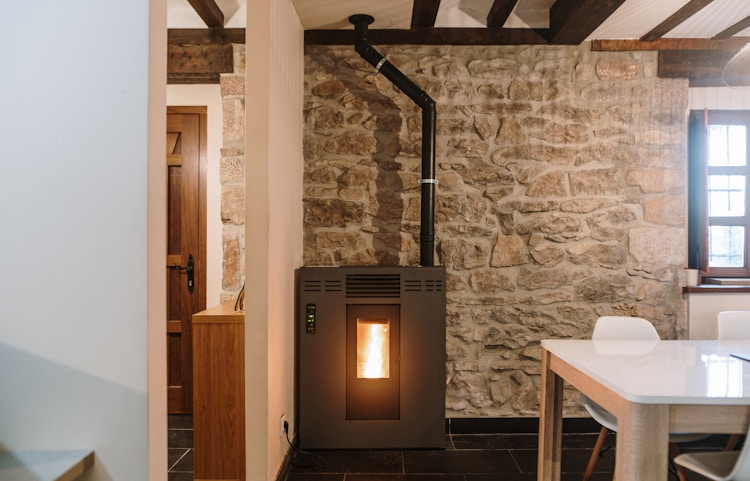 Poêle à granulés et maisons en pierre : conseils pour une installation réussie par Concept Habitat Normandie