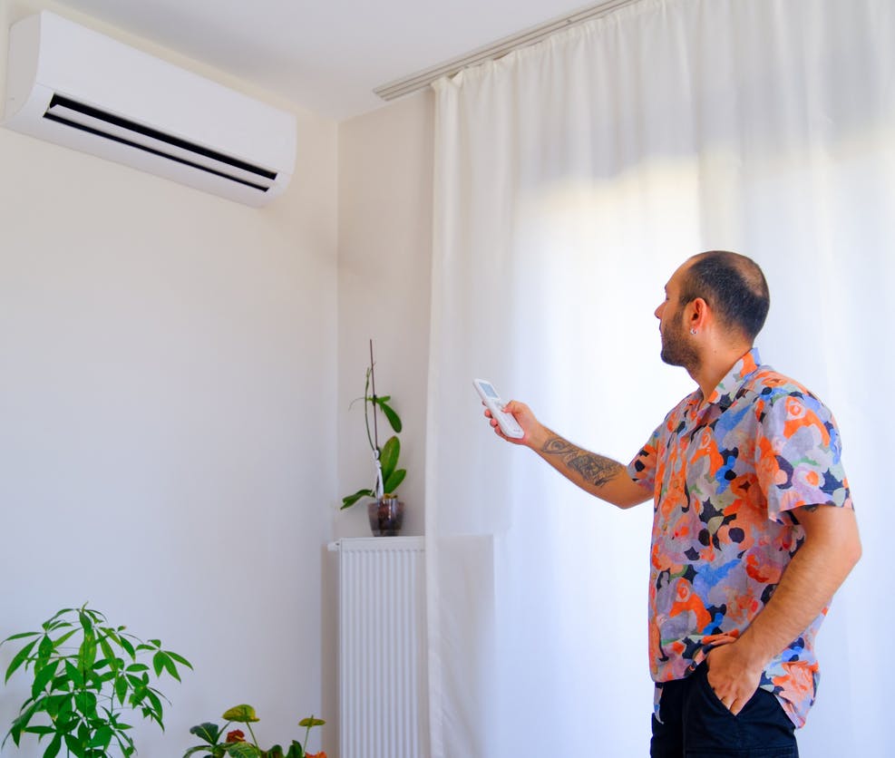 Installation d'une climatisation par un technicien frigoriste de JCM Confort - Maine-et-Loire