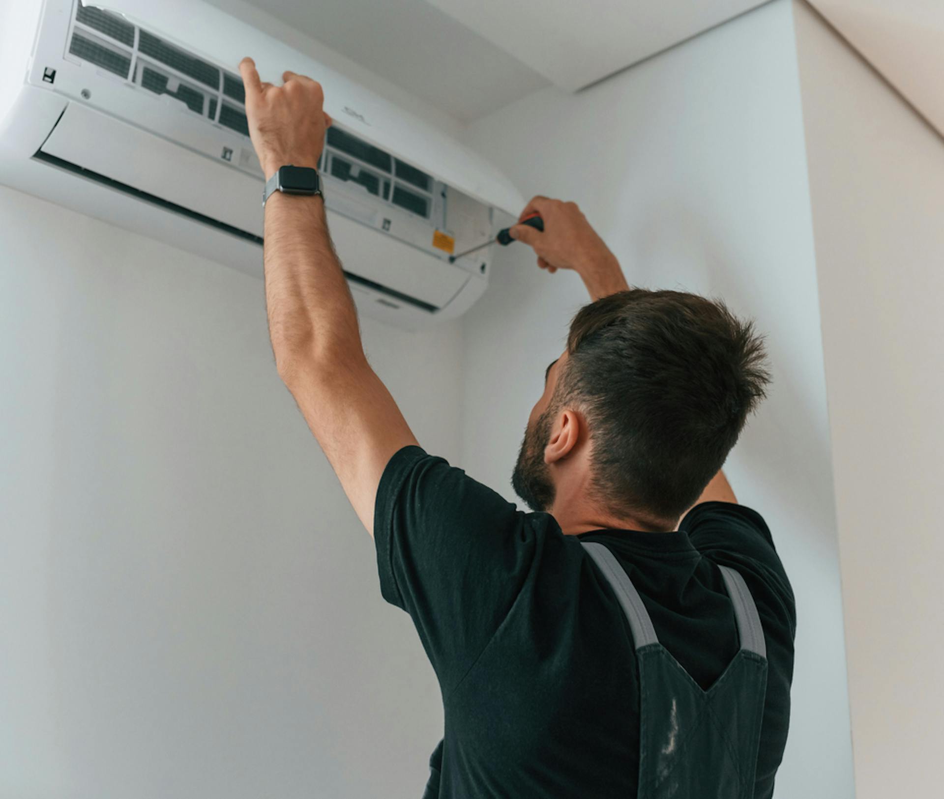Visite d'entretien d'une climatisation par un technicien frigoriste à Angers