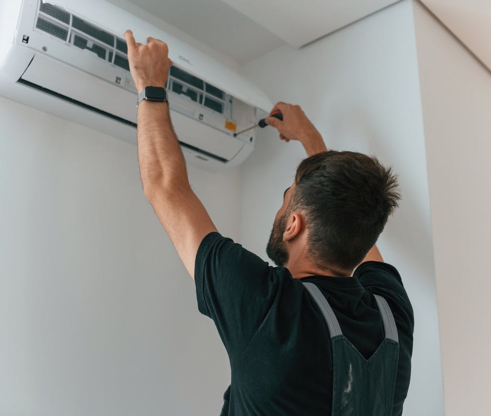 Visite d'entretien d'une climatisation par un technicien frigoriste à Angers
