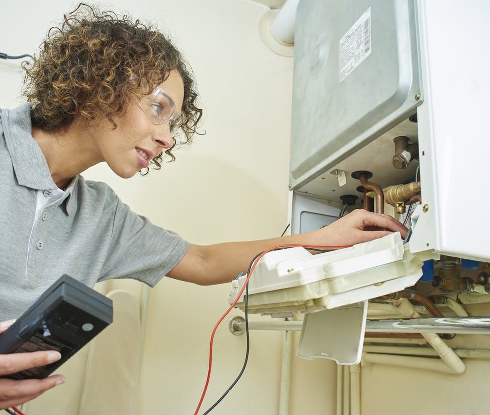 Visite d'entretien d'une chaudière par un technicien chauffagiste - JCM Confort