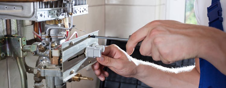 Technicien JCM Confort sur le dépannage d'une chaudière gaz