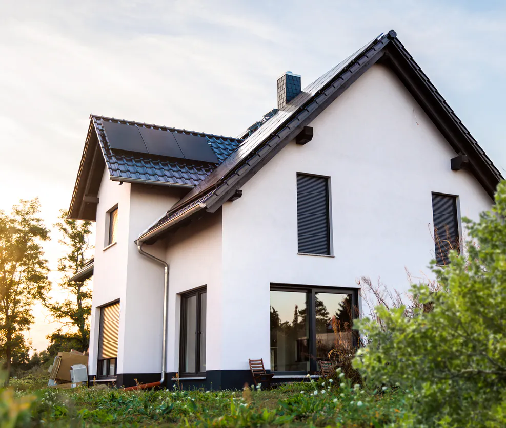 Une maison moderne dotée d'une installation de panneaux solaires photovoltaïques monocristallins full black en toiture