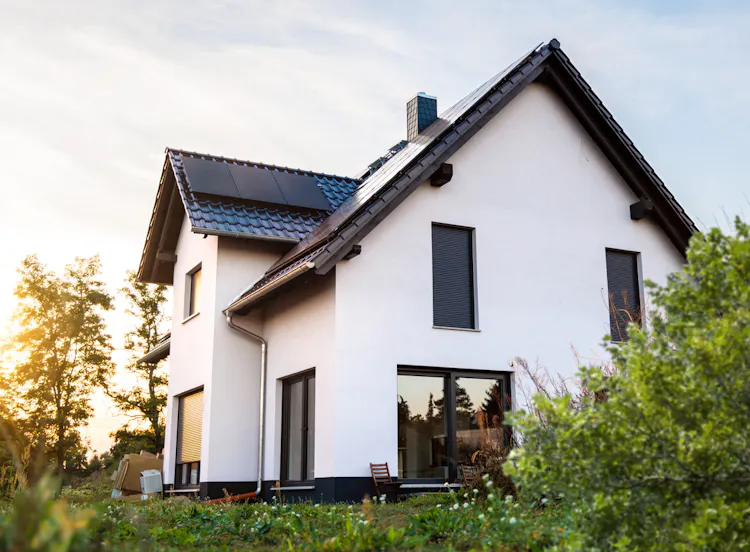 Une maison moderne dotée d'une installation de panneaux solaires photovoltaïques monocristallins full black en toiture