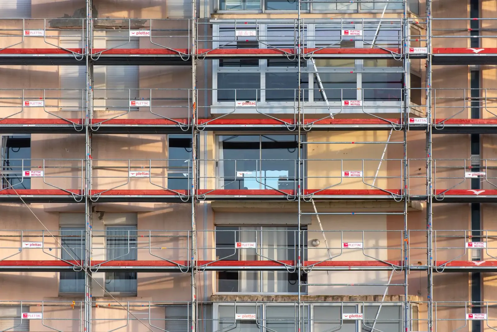 Façade d'un immeuble collectif sous échafaudage pendant des travaux de rénovation