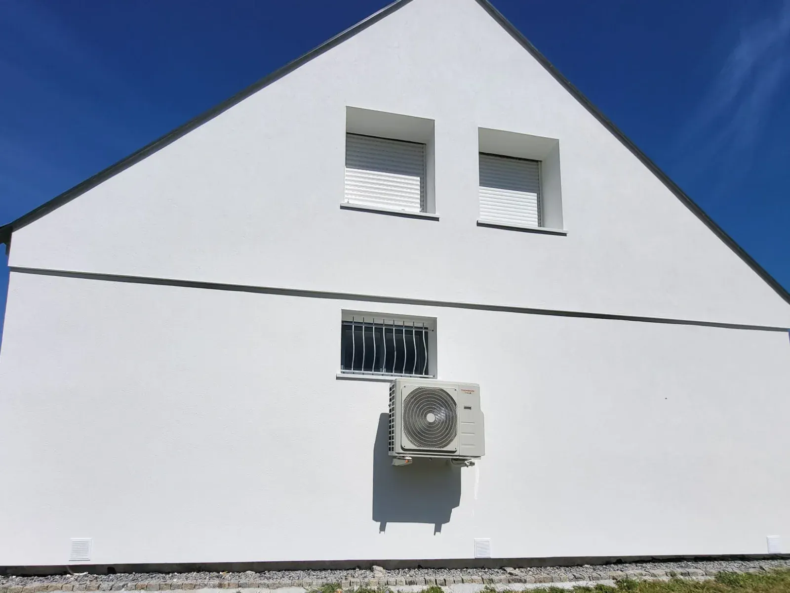 Maison isolée par l’extérieur dans le cadre d’une rénovation d’ampleur, Bretagne : pignon en enduit blanc, finition fine