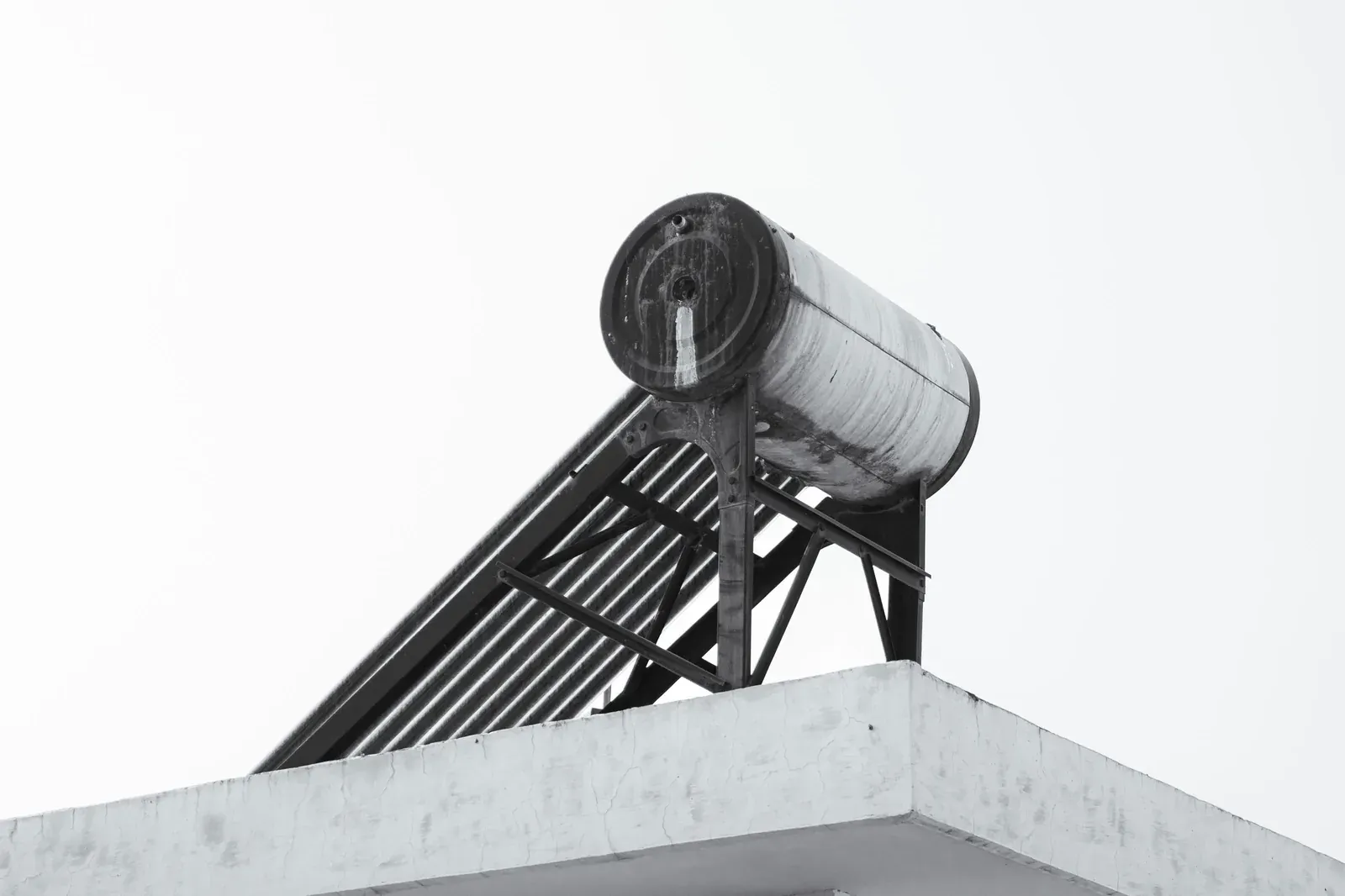 Capteur solaire thermique à tubes sous vide et son ballon sur un toit-terrasse