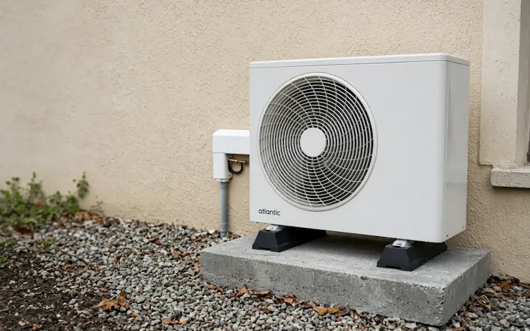 Pompe à chaleur air/eau installée à l'extérieur d'une maison