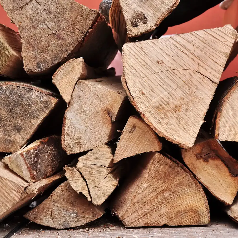 Bûches de bois fendues empilées les unes sur les autres
