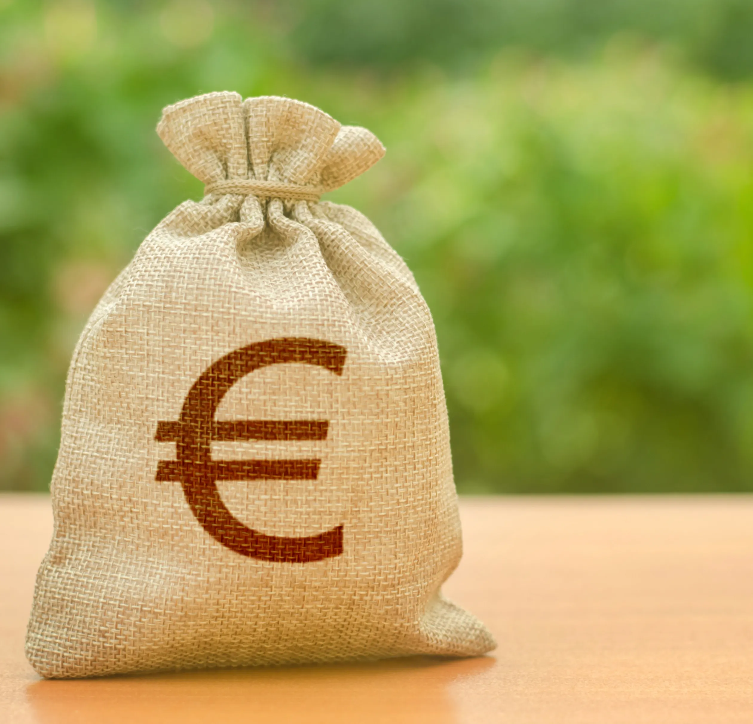 Sac en toile marqué du symbole euro posé sur une table