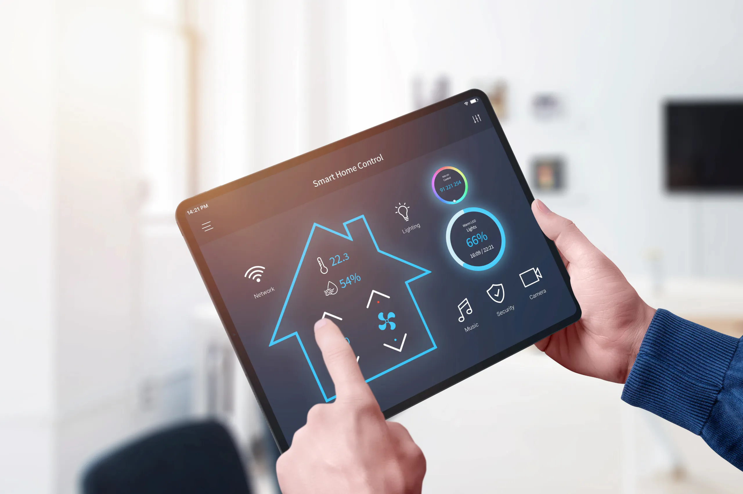 Mains utilisant une tablette affichant une application de pilotage de la maison