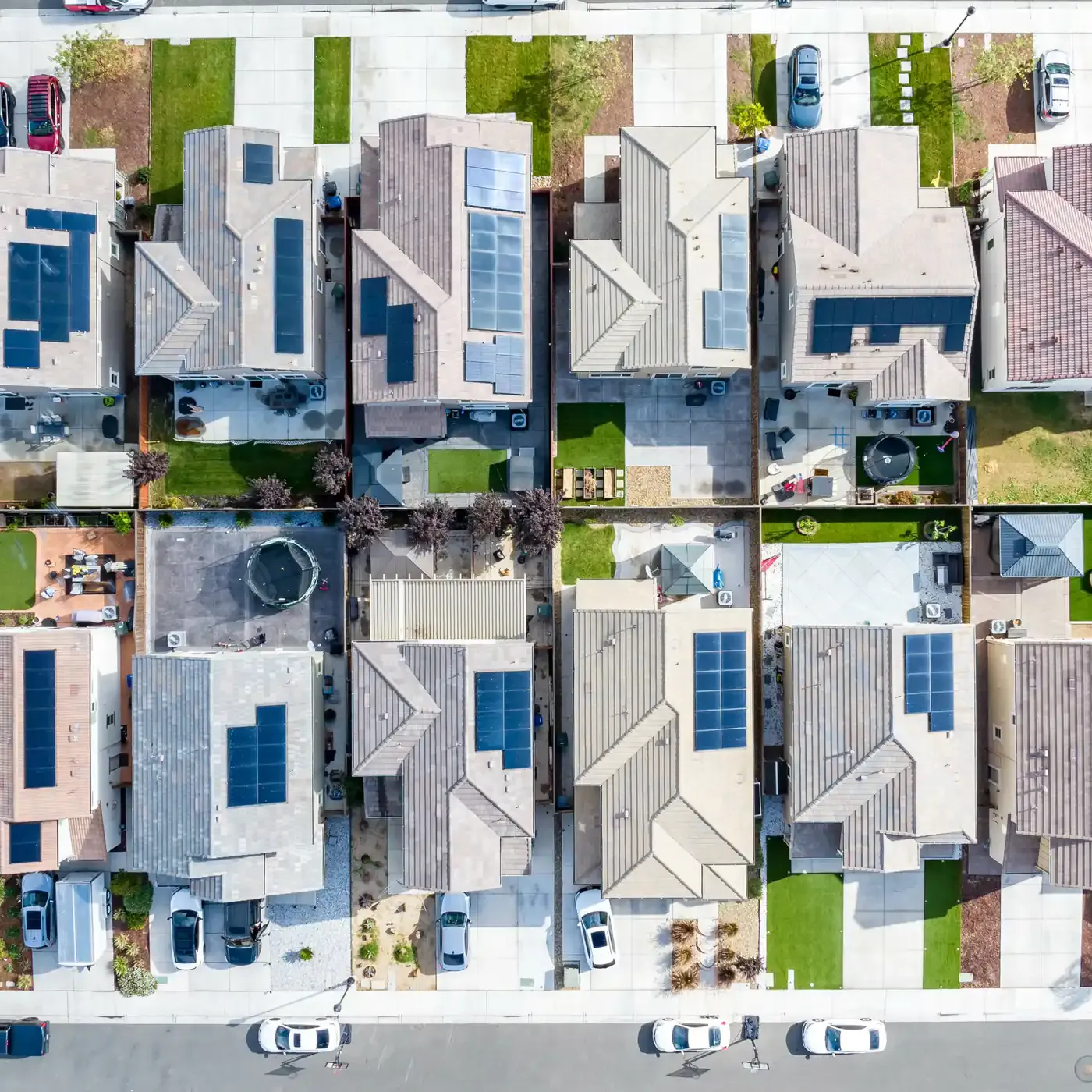 Vue aérienne d'un lotissement aux toits équipés de panneaux solaires