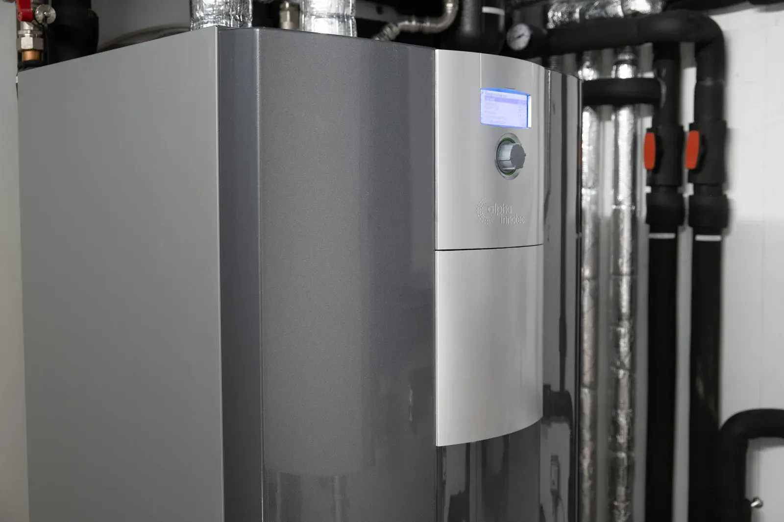 Module intérieur de pompe à chaleur avec écran de régulation et tuyaux isolés