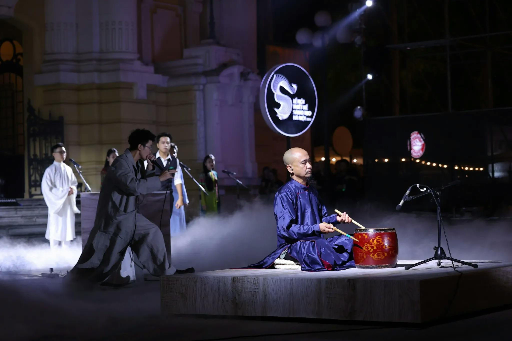 Tác phẩm “Kẻ Chợ” - sự kết hợp nghệ thuật tuồng, chèo, beatbox và hợp xướng - như một cuộc đối thoại giữa nghệ thuật truyền thống và phong cách âm nhạc hiện đại