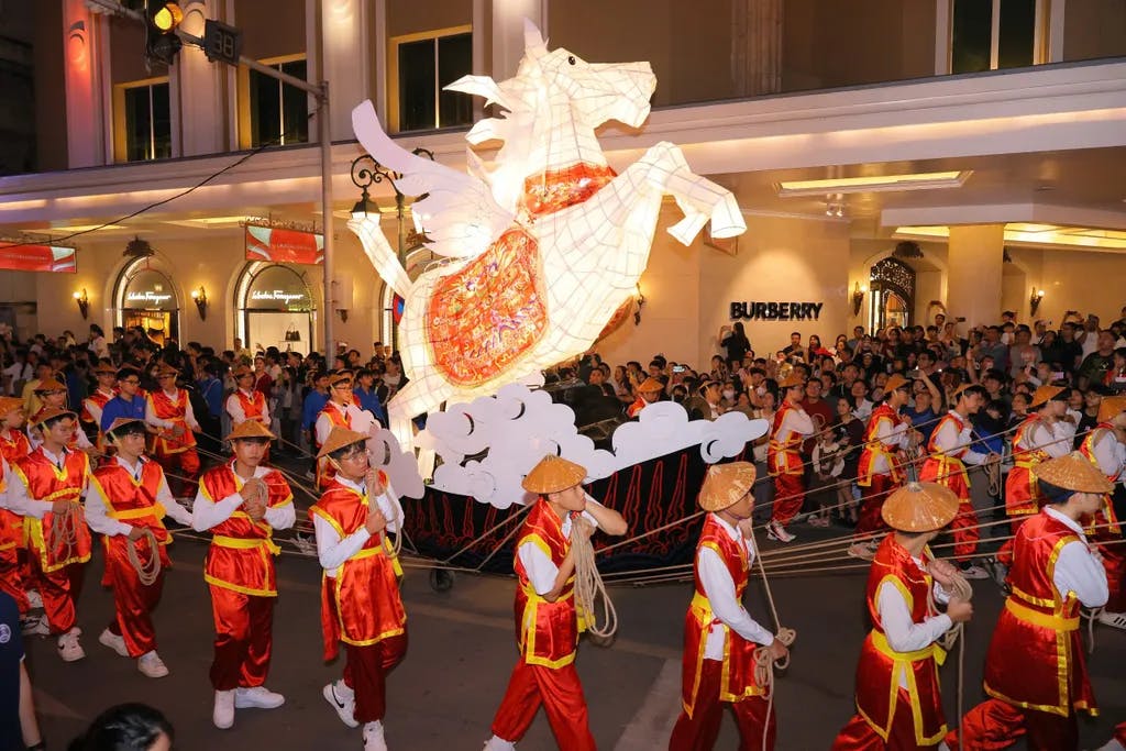 Lễ “Diễu hành Phố chợ” đem lại không khí lễ hội tái hiện trong một sự kiện văn hóa cộng đồng giữa lòng đô thị - là một sáng tạo nghệ thuật thực sự đã đến gần và hút được sự hưởng ứng của chính nhân dân