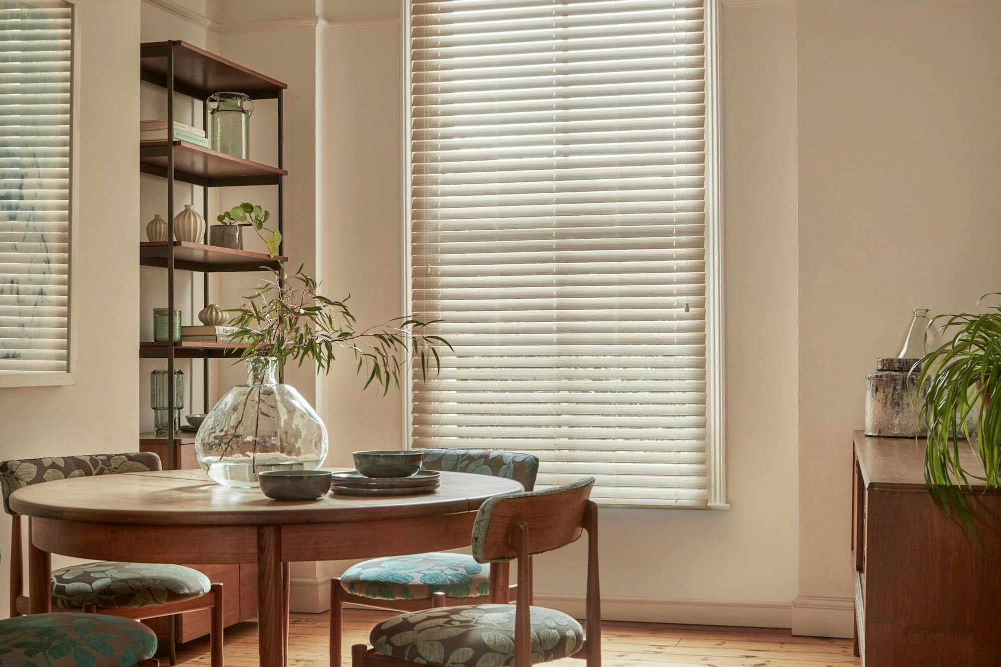 Wood Venetian House Beautiful Natural Bamboo Seashell Blind in a dining room with a circular table and chairs