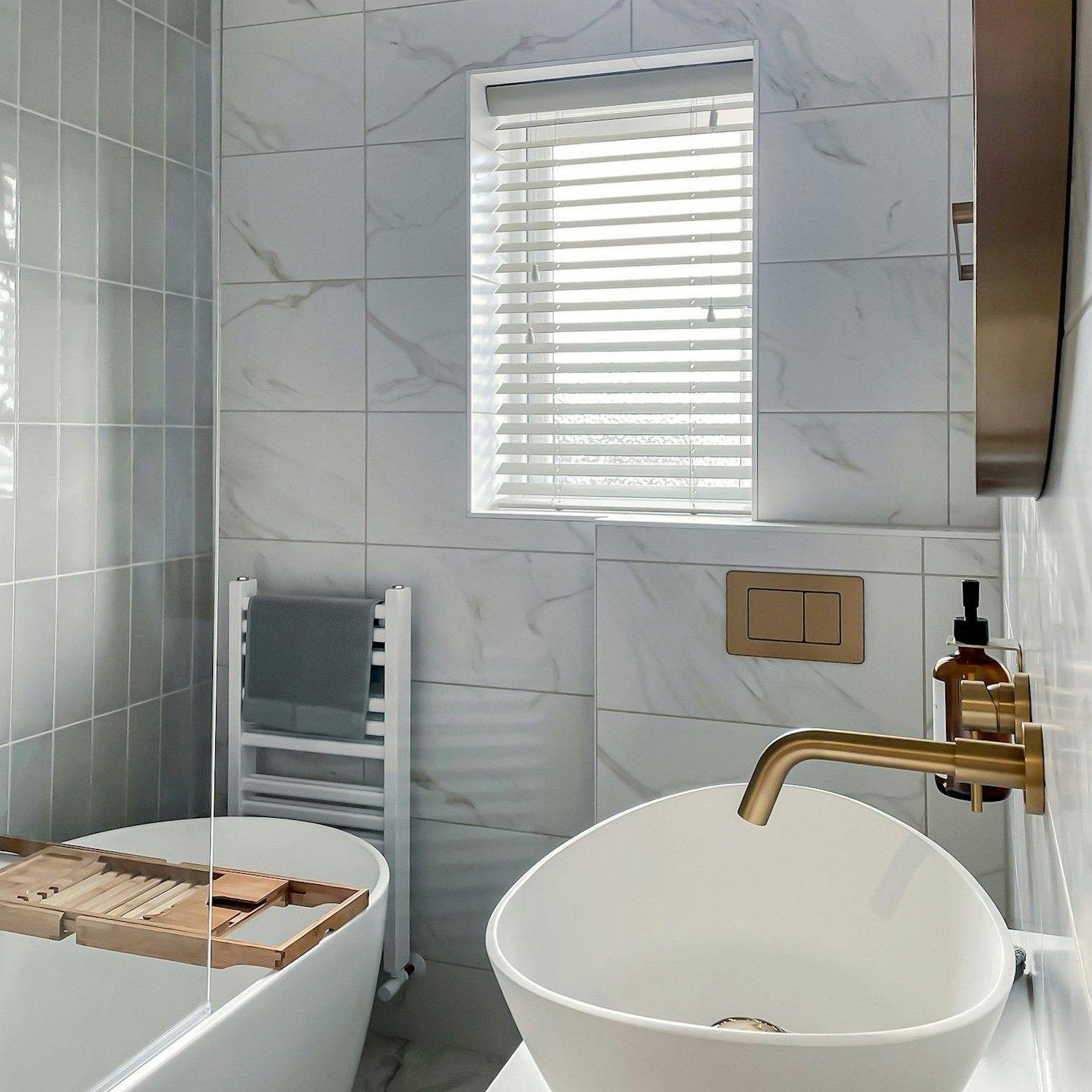 zen moonshine faux wood venetian blinds in bathroom
