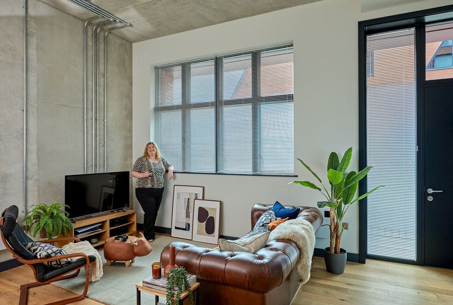 Challenge hillarys winner laura taylor in front of new metal Venetian blinds in a modern living room 