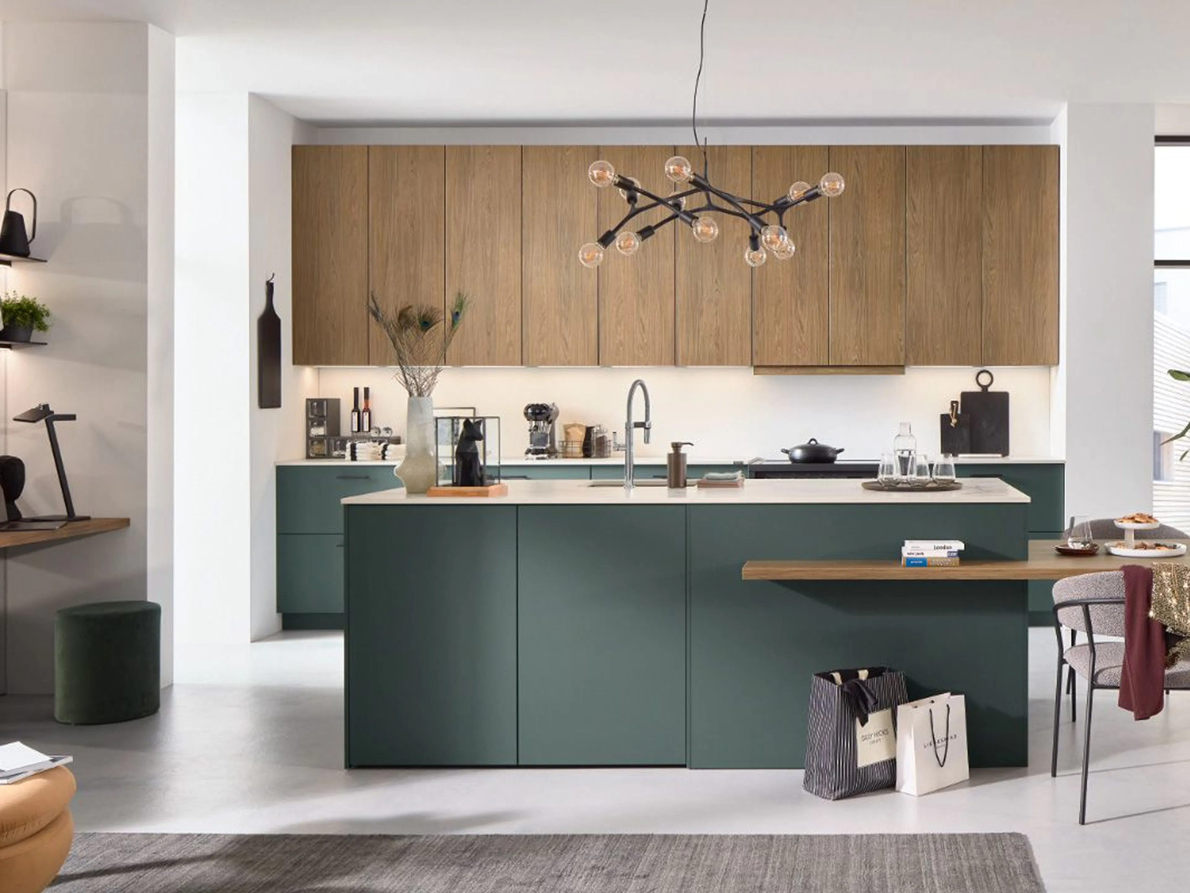 Moderne Wohnküche mit tannengrüner Kochinsel und Holzfronten im Scandi-Stil