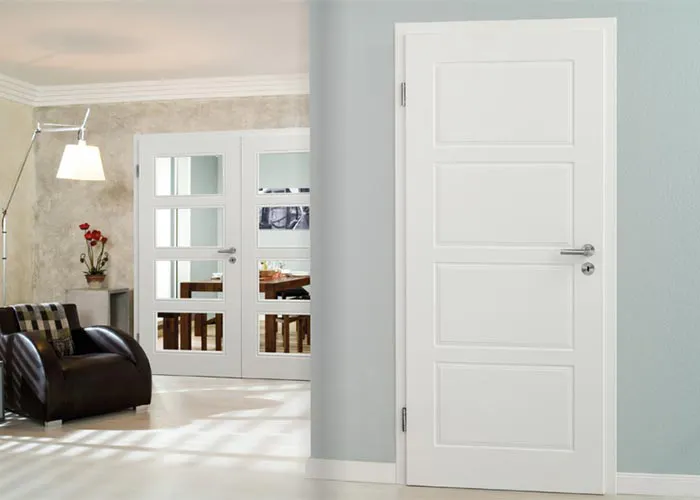 Köhnlein Innentüren bei Krauß Bauelemente: Elegante weiße Zimmertüren und Glastüren in einem modernen Wohnbereich.