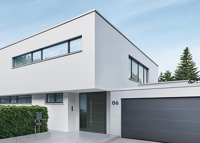 Zimmermann Haustür und passendes Garagentor in Anthrazit bei Krauß Bauelemente an einem modernen weißen Neubau.