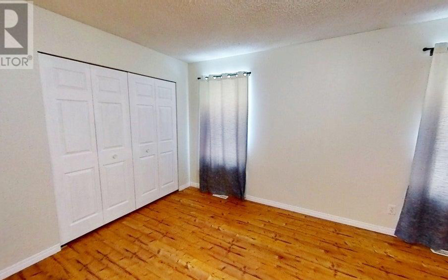 Unstaged bedroom from realtor imageset