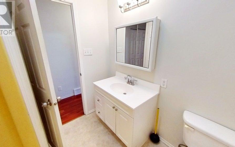 Unstaged bathroom from realtor imageset