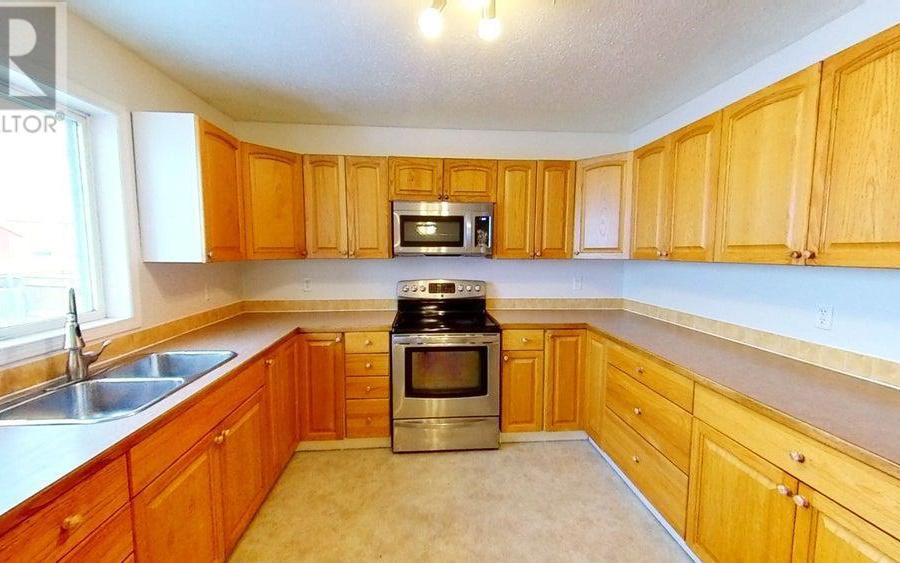 Unstaged kitchen realtor image