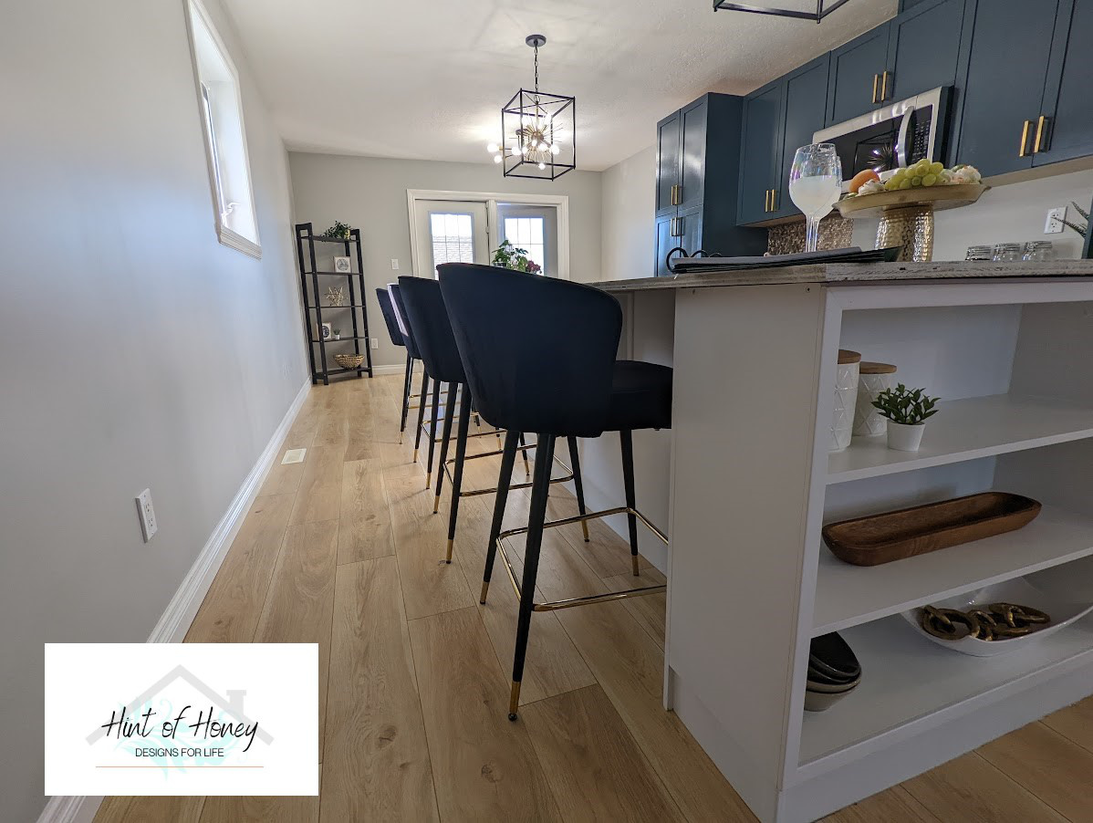 Modern kitchen with breakfast bar - Hint of Honey
