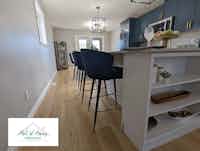 Modern kitchen with breakfast bar - Hint of Honey