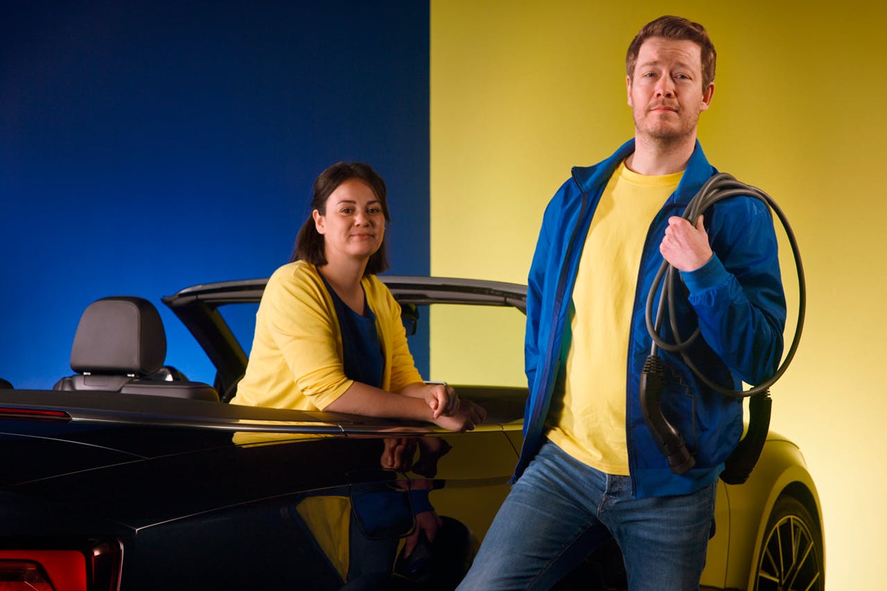 Two collegues with a car