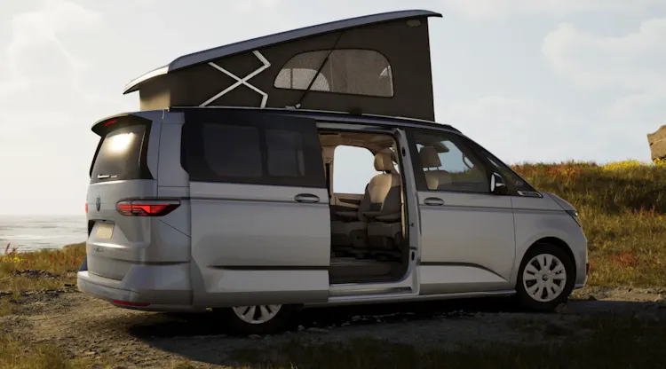 VW California Coast mit geöffneter Seitentür und aufgebautem Aufstelldach