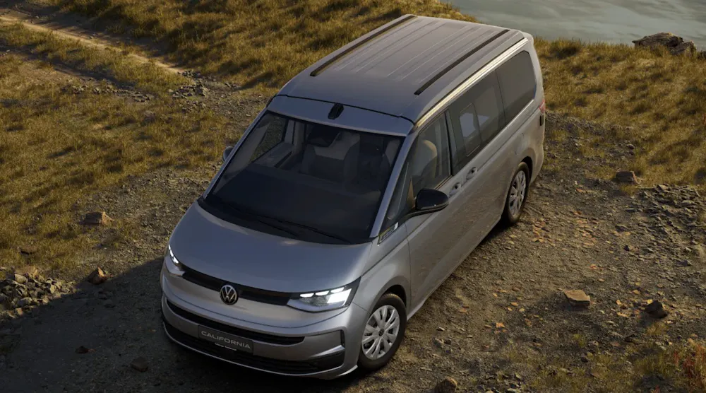 Innenraum des VW California mit Sitzplätzen und Sommerküche