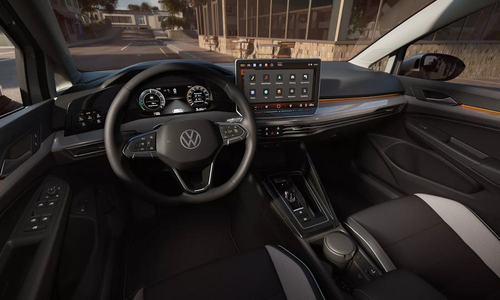 Cockpit des VW Golf mit Multifunktionslenkrad und Touchdisplay