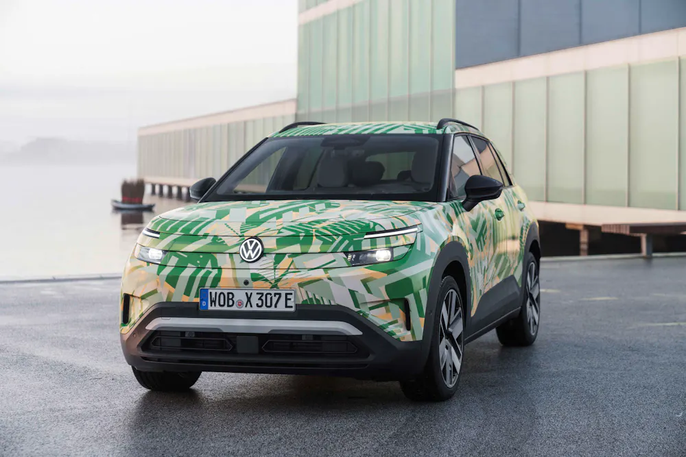 VW ID Cross Prototyp mit Tarnfolierung, Vogelperspektive auf Heck und Dach