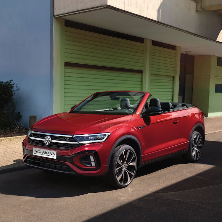 https://images.prismic.io/hoff-webpage/1f653081-dbbb-4593-8b13-9c13e4f9dc18_T-Roc-Cabriolet-Pre-Sales-Carousel_3_1_TRoc_Cabriolet_CLEAN_TC0989.jpg?auto=compress,format