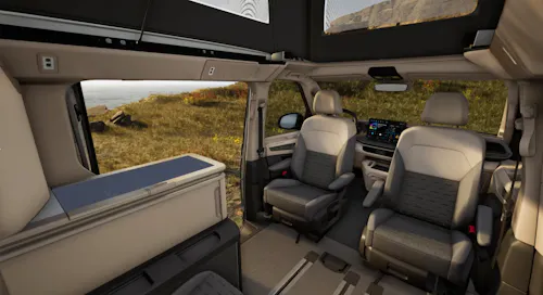 Innenraum des VW California mit Sitzplätzen und Sommerküche