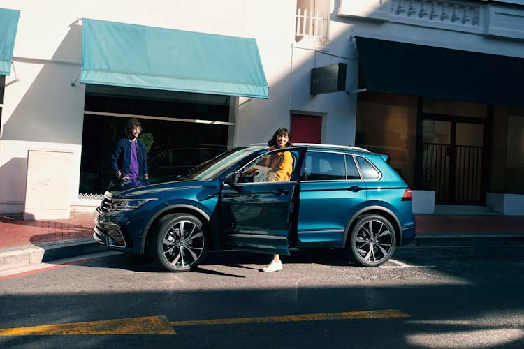 https://images.prismic.io/hoff-webpage/2a97b680-16d6-44b4-a88d-f4890b2c4d8a_TN1847-tiguan-exterior-side-10-6-1.webp?auto=compress,format&rect=163,0,1620,1080&w=1500&h=1000