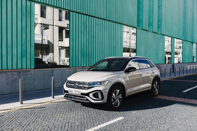 https://images.prismic.io/hoff-webpage/2cf4bbad-e5a5-42b7-8169-4d9fb09a8746_SUV+Range+T-Roc+9+TIF_Web.jpeg?auto=compress,format&rect=0,0,1280,853&w=1500&h=1000
