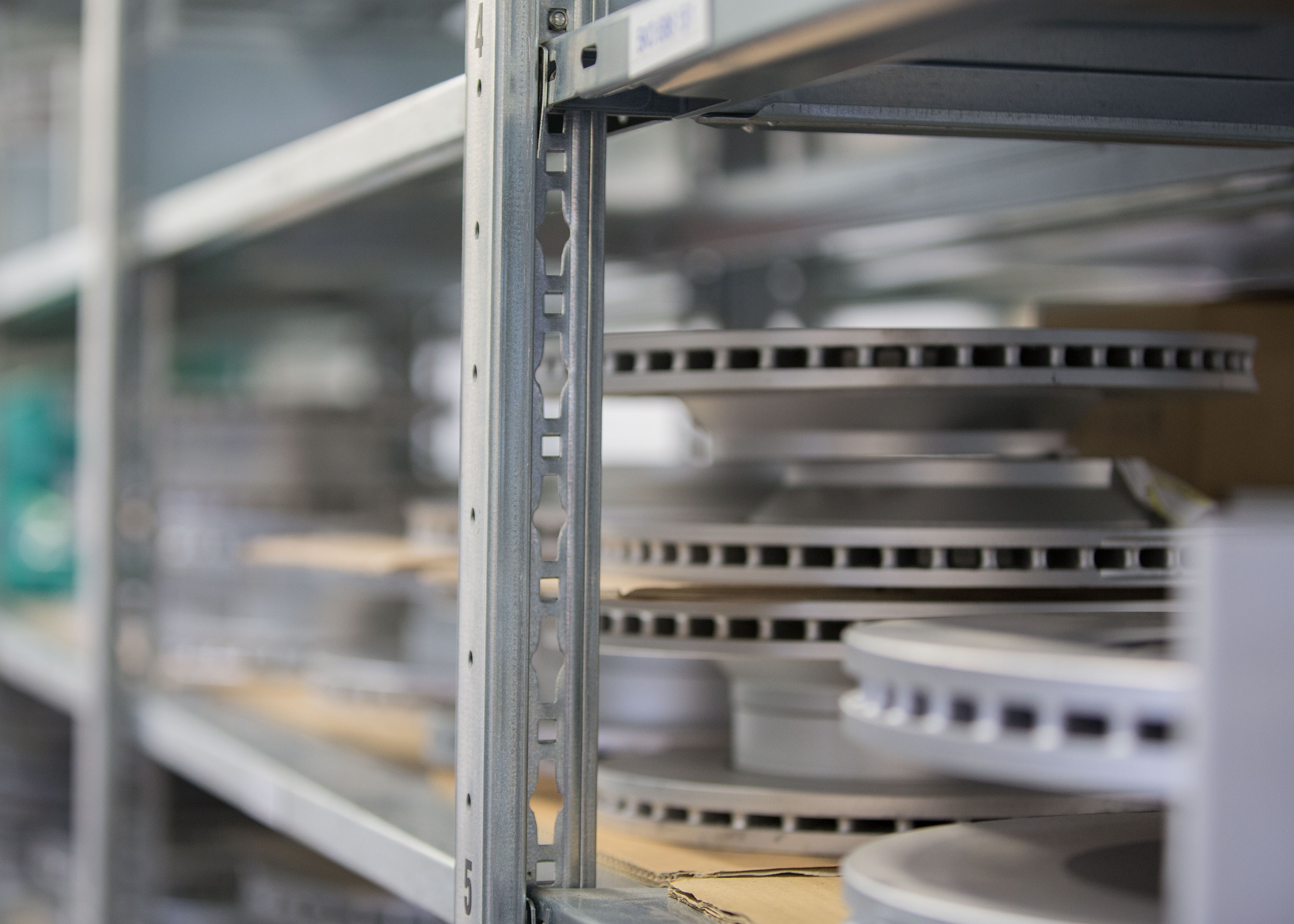 Teiledienstmitarbeiter Autohaus