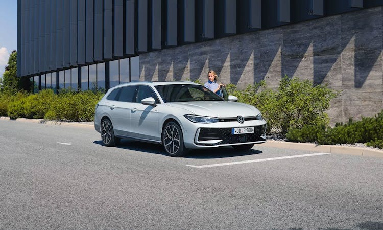 https://images.prismic.io/hoff-webpage/3784807a-1e1a-43a5-8c41-5dd8447d3d1e_bild-passat-frontperspektive-autohaus-hoffmann-1.jpg?auto=format%2Ccompress&rect=60%2C0%2C1800%2C1080&w=1800&h=1080