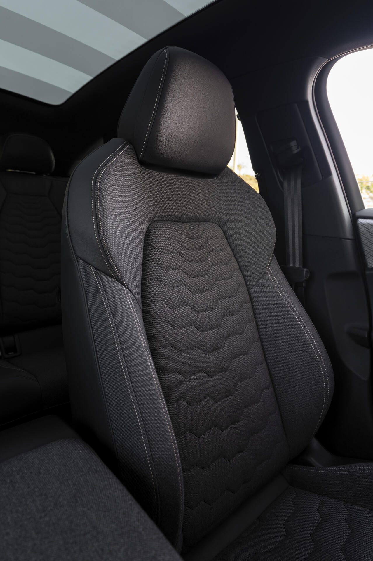 Audi A6 e-tron Interieur, Detailansicht Vordersitz mit Stoffbezug und Ziernaht