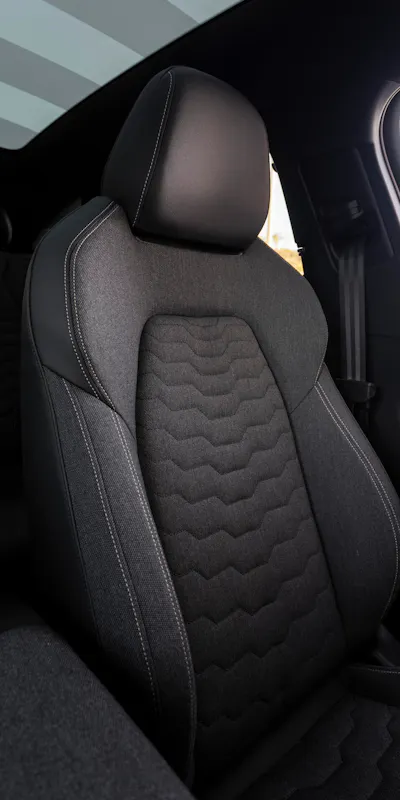Audi A6 e-tron Interieur, Detailansicht Vordersitz mit Stoffbezug und Ziernaht