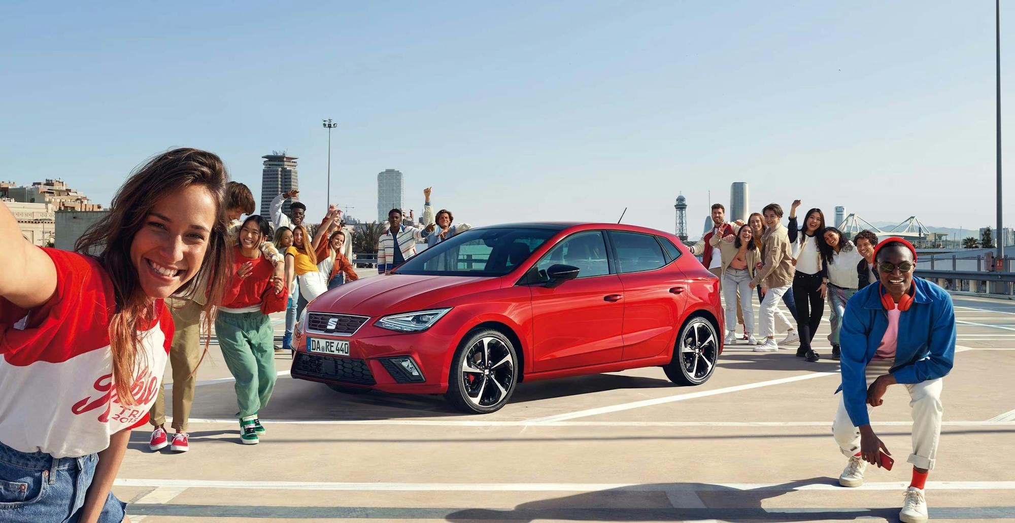 Seat Ibiza in rot mit vielen jungen Leuten
