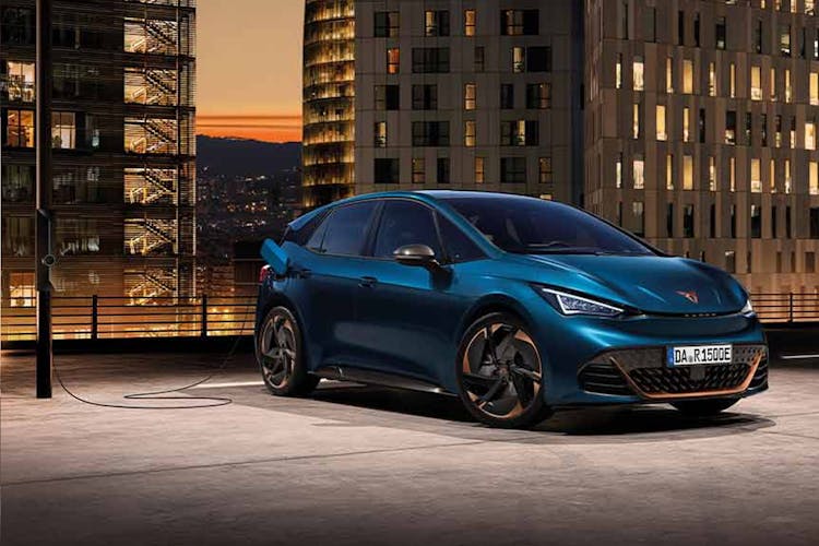 CUPRA Born an einer Ladestation mit Stadt im Hintergrund